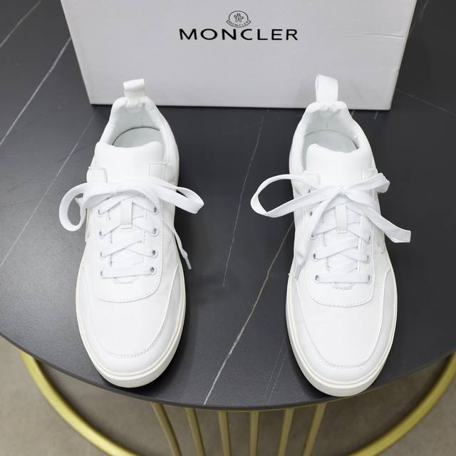 出厂价： Moncler 盟可睐 蒙口 -鞋面：品牌布匹拼接皮料车 -内里：舒适透气 -大底：原版轻便耐磨大底 -超高品控 做工精细：凸显 高端 贵气 档次 -